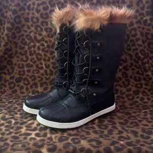 JustFab Marley Quilted Faux Fur Snow Boot in good condition